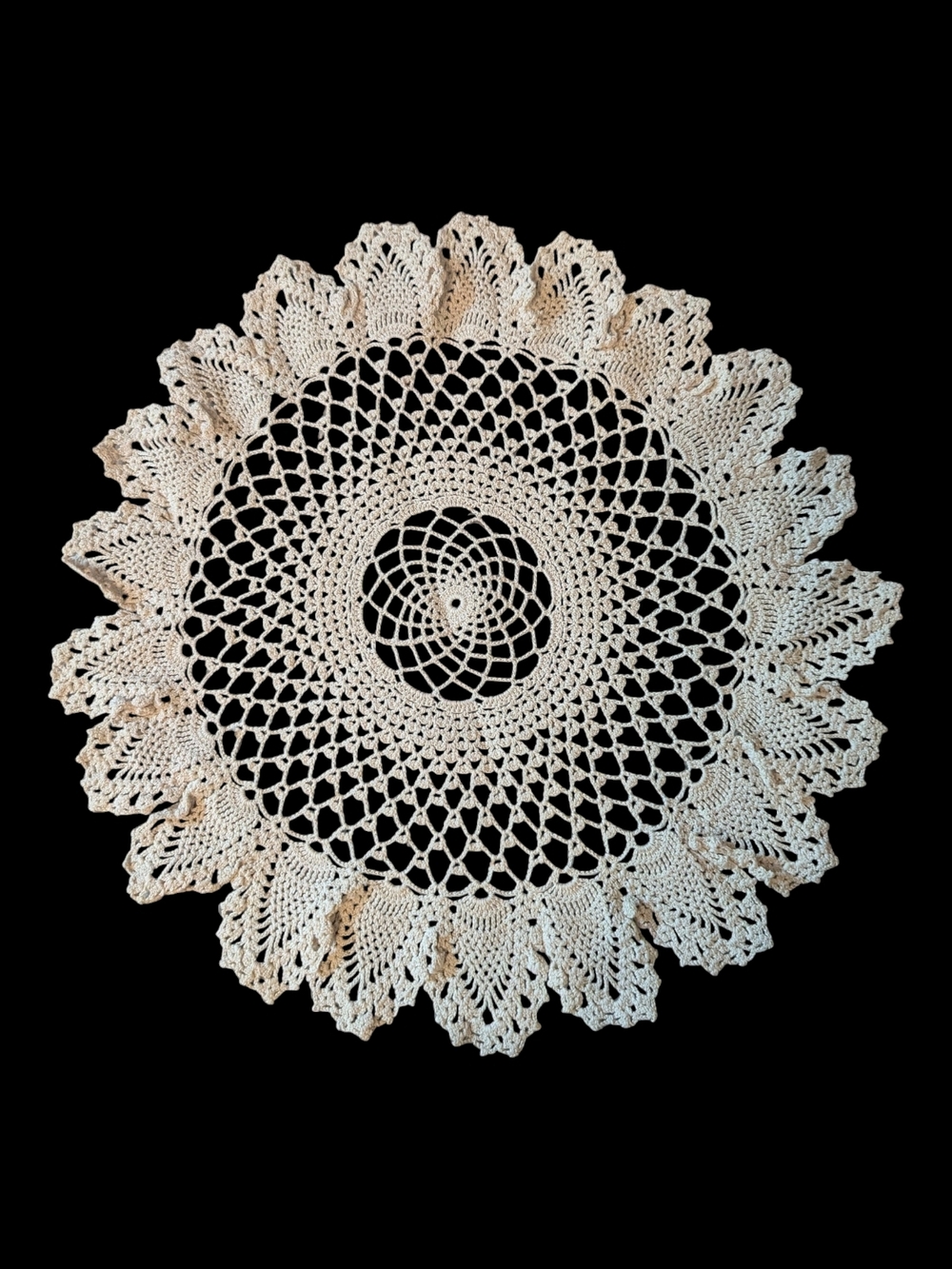 VTG Handmade Light Tea Stained* Floral Pineapple Crocheted Lace Doily 13.5"
